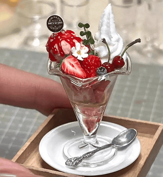 Handmade, each piece is unique! The real thing is super beautiful and cute. Perfect for decorating dollhouses of all sizes! Size: 2-3cm / 0.79-1.18in Material: Clay The set includes a strawberry parfait, a ceramic plate, a wooden box, and a spoon or fork.