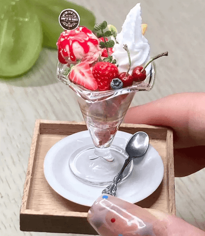 Handmade, each piece is unique! The real thing is super beautiful and cute. Perfect for decorating dollhouses of all sizes! Size: 2-3cm / 0.79-1.18in Material: Clay The set includes a strawberry parfait, a ceramic plate, a wooden box, and a spoon or fork.