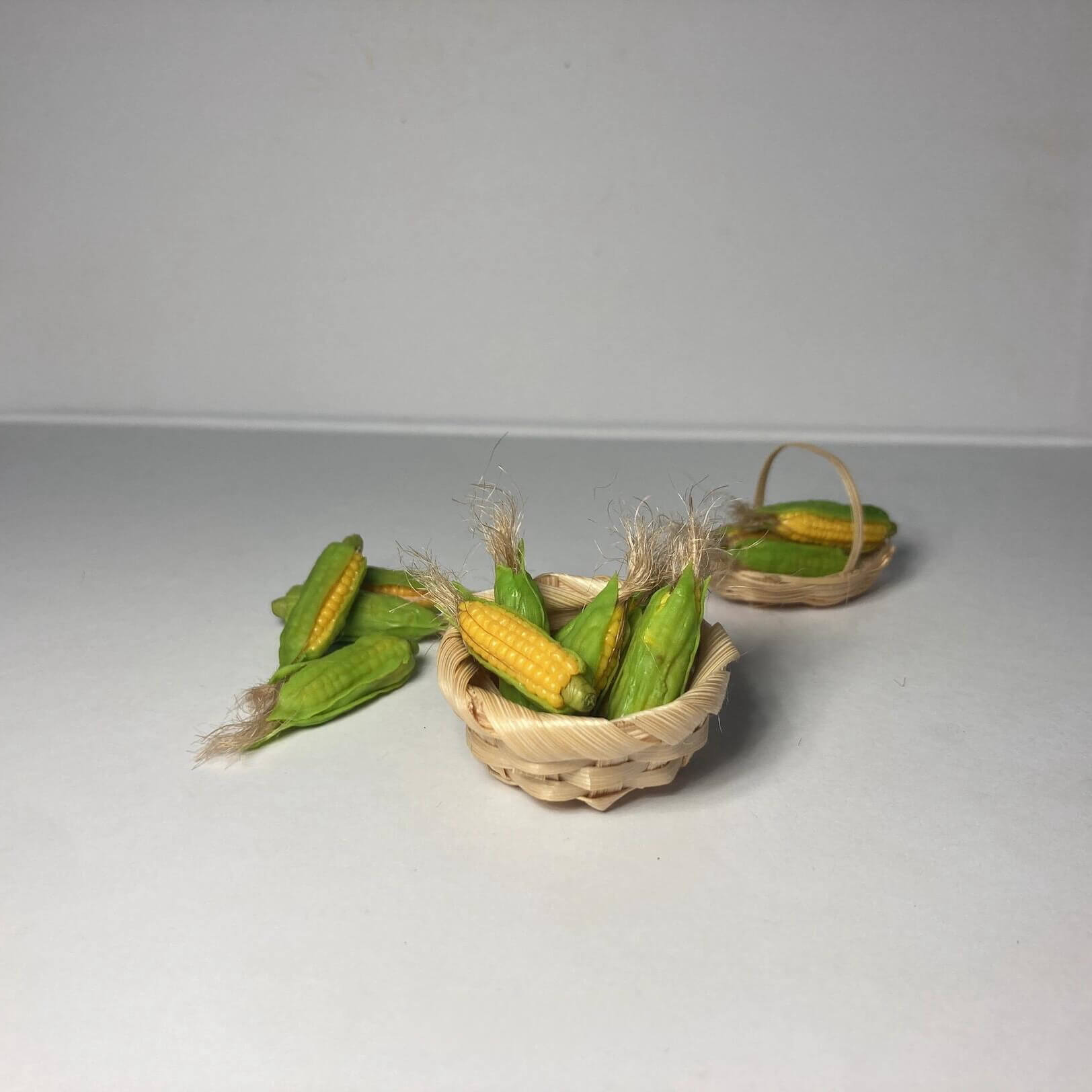 This miniature fruit corn would be a wonderful addition to any doll's house kitchen or dining room table. Material: Clay Size: 3cm / 1.18in