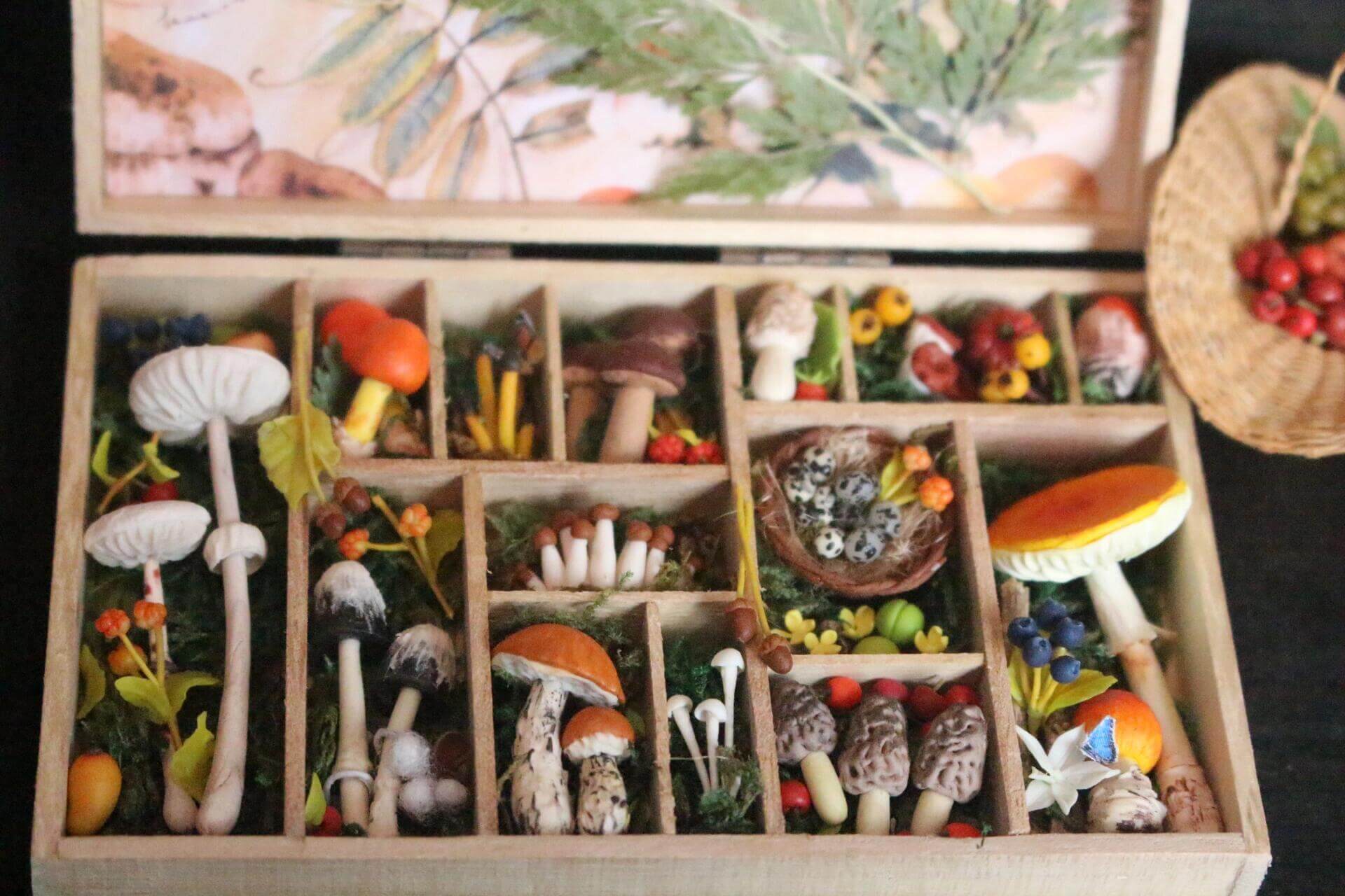 Handmade, each piece is unique! The real thing is super beautiful and cute. Perfect for decorating dollhouses of all sizes! Box size: 6.4×10.4×2.1cm / 2.52×4.09×0.83in Materials: Clay, Wooden box, Dried fern.