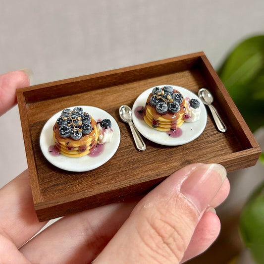 Handmade, each piece is unique! The real thing is super beautiful and cute. Perfect for decorating dollhouses of all sizes! Size: 3cm / 1.18in This set includes a miniature blueberry sauce pancake, a miniature ceramic plate, and a random fork or spoon.