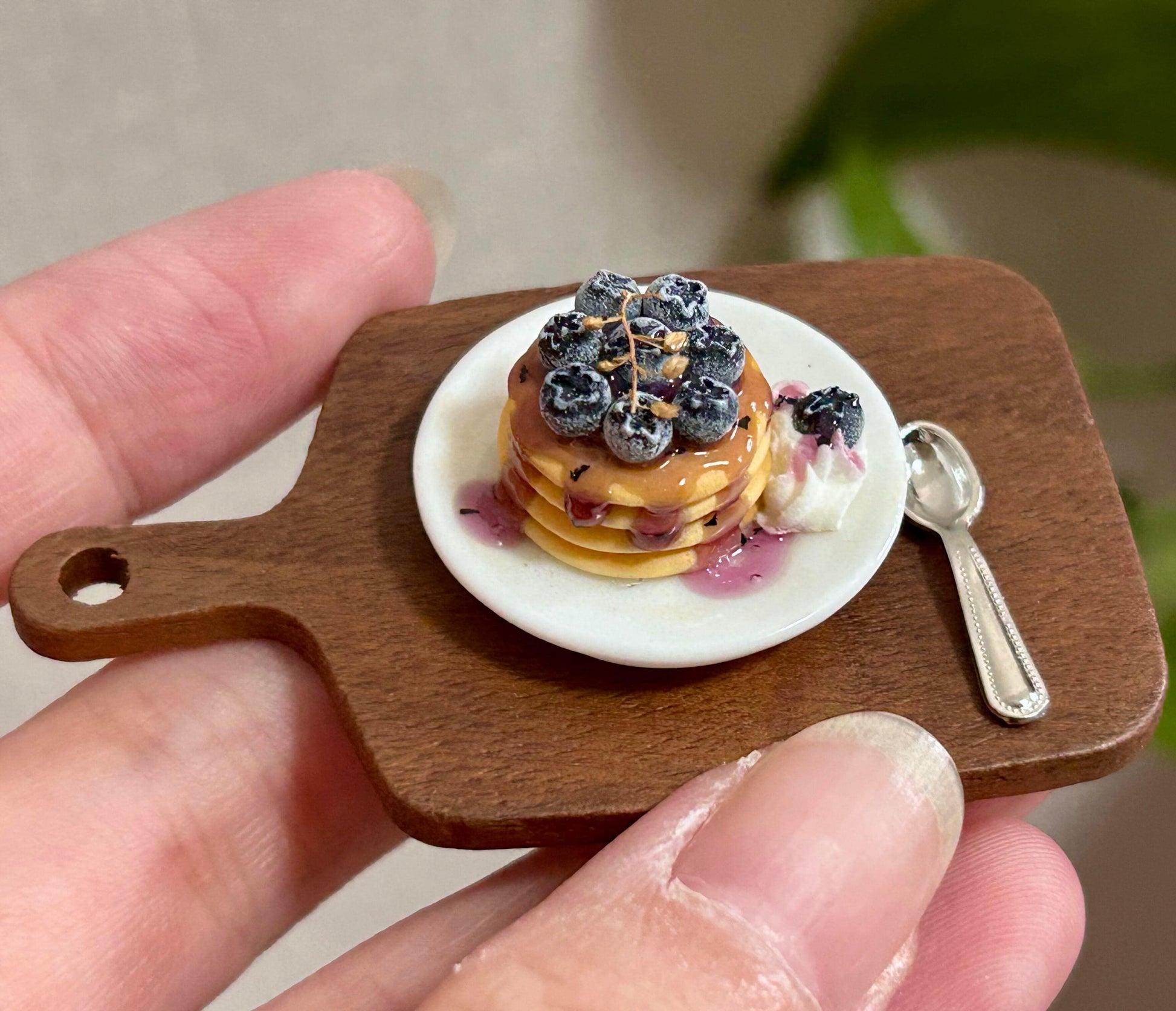 Handmade, each piece is unique! The real thing is super beautiful and cute. Perfect for decorating dollhouses of all sizes! Size: 3cm / 1.18in This set includes a miniature blueberry sauce pancake, a miniature ceramic plate, and a random fork or spoon.