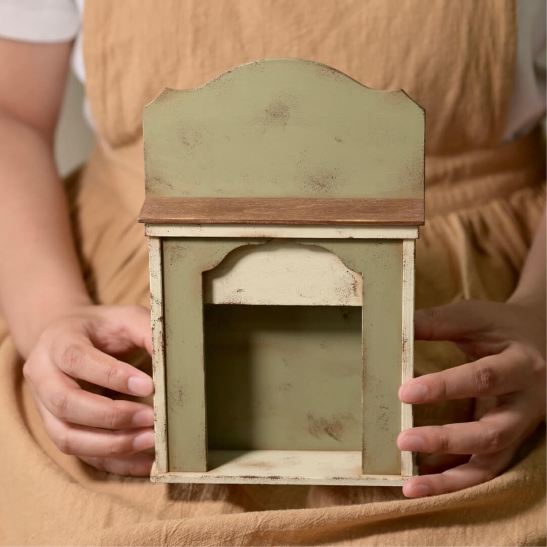 This beautiful miniature vintage fireplace with shabby chic detailing is perfect for your dolls houses. Style: Vintage Shabby Chic Material: Wood Scale: 1/6 (14×3.9×21.8cm / 5.51×1.54×8.58in)