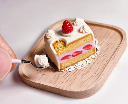 Discover a real gourmet treasure for your dollhouses. This strawberry shortcake, delicately sculpted by hand in polymer clay. Perfect for bringing a realistic and charming touch to your miniature scenes, this cake is adorned with strawberries, creating a visual and appetizing harmony.