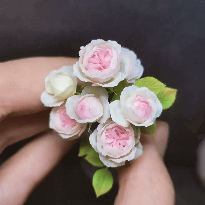 The soft pink hue enhances its beauty, and the flowers are visually appealing. Miniature for dolls, dollhouses, roomboxes. Suitable for Blythe, Barbie, Paola,and other dolls with a height of 25-40cm (10-15.8 inches).Scale: 1:6; 1:12Material: Handmade from ClaySize: Mona Lisa Rose blooms measure 0.4 inch across