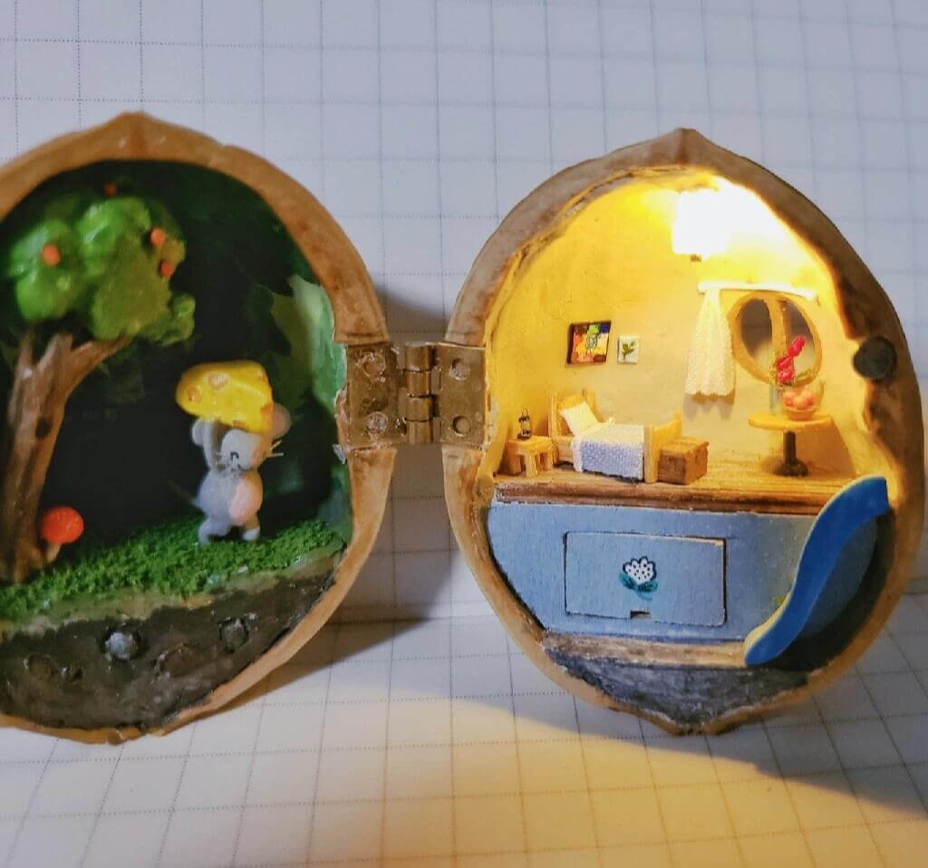 Miniature Mouse's Bedroom Scene in Walnut Shell Diorama Tiny World