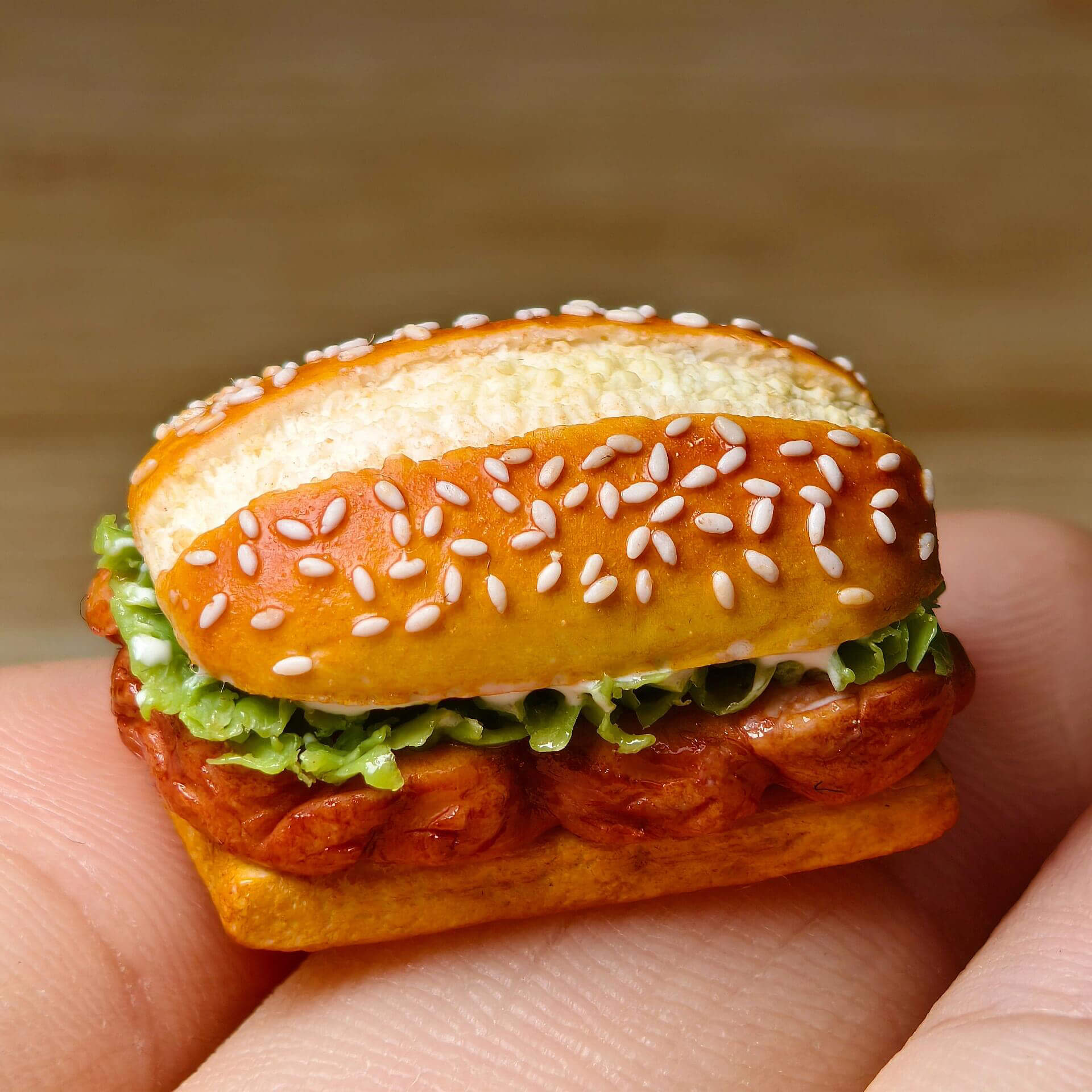 Miniature roasted chicken served on a bun with lettuce, and a creamy dressing. This is just perfect for decorating the dollhouse kitchen or summer mini decorations. Material: Polymer clay Scale: 1/6