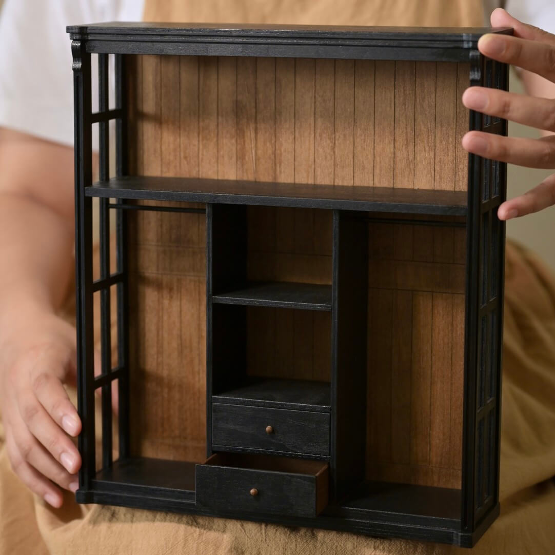 Store away your belongings with this cleverly designed unit. With a hanging rail and plenty of storage shelves, we are certain this will help declutter and organise your dollhouse. Default Color/ Finish: Black and Brown Style: Shabby Chic Material: Wood Scale: 1/6 (25×7×29.1cm / 9.84×2.76×11.46in)