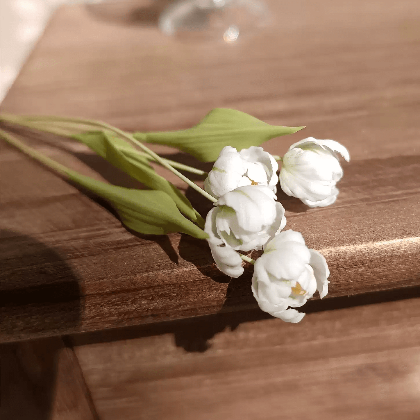 The exotic Parrot Tulip begs to be the star of your garden with its showy, fringed and scalloped plumage and sensational striations.  Scale: 1:6; 1:12  Material: Handmade from Clay  Size: 1 Stem  Color: White or Pink