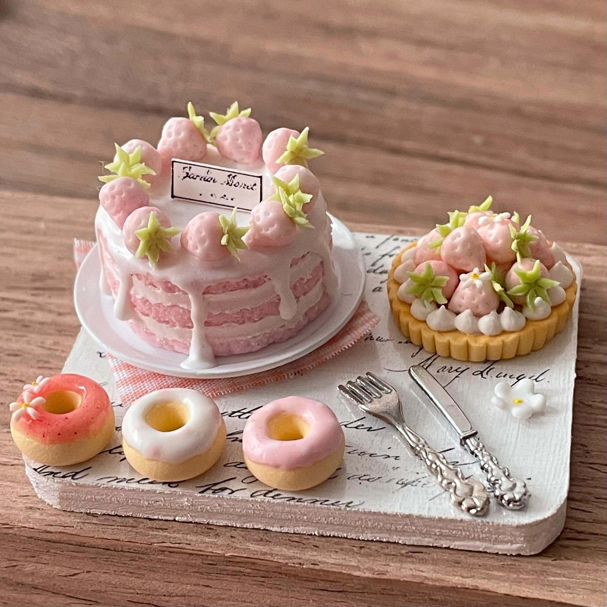 Handmade, each piece is unique! The real thing is super beautiful and cute. Perfect for decorating dollhouses of all sizes! Material: Air dry clay