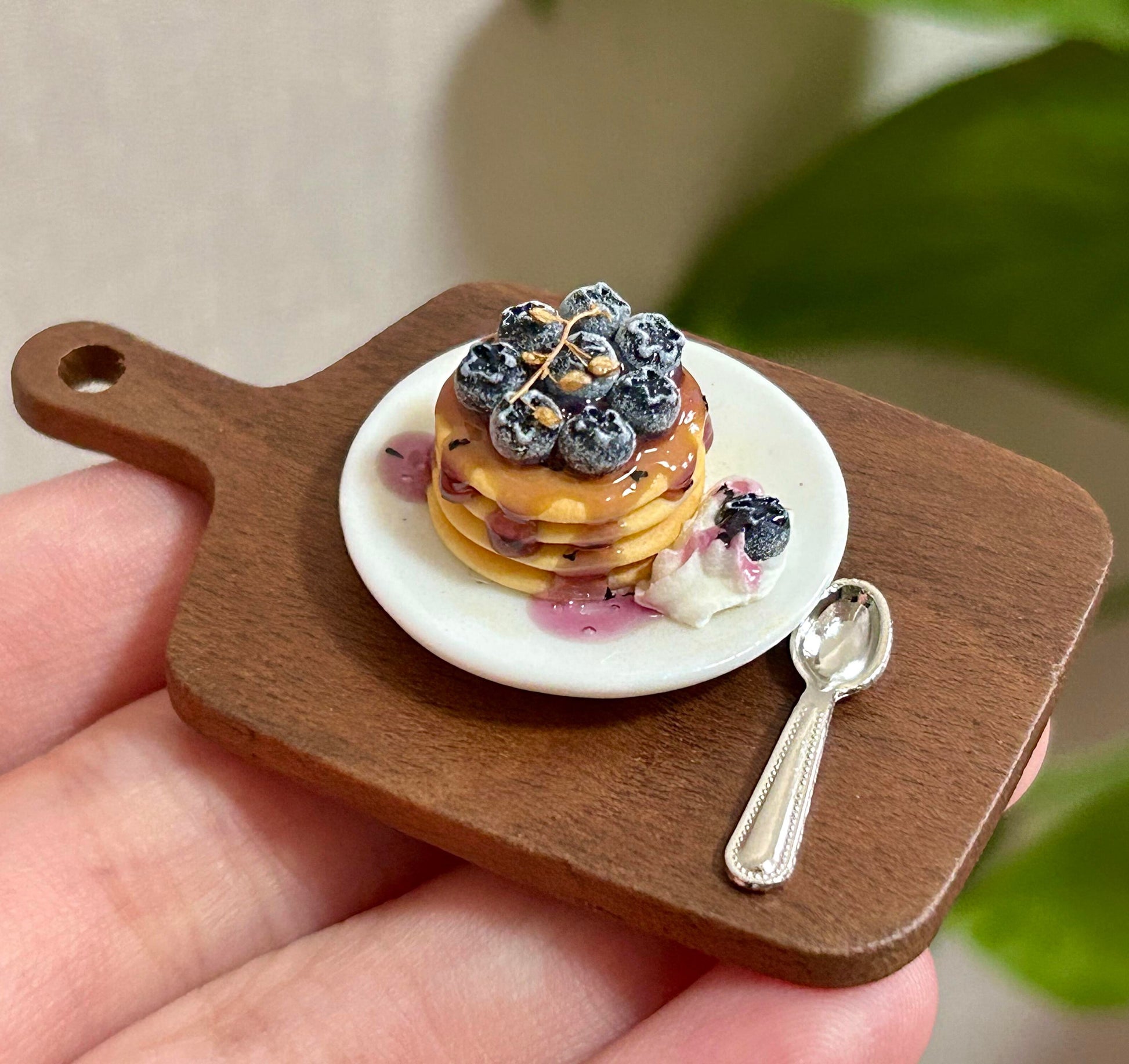 Handmade, each piece is unique! The real thing is super beautiful and cute. Perfect for decorating dollhouses of all sizes! Size: 3cm / 1.18in This set includes a miniature blueberry sauce pancake, a miniature ceramic plate, and a random fork or spoon.