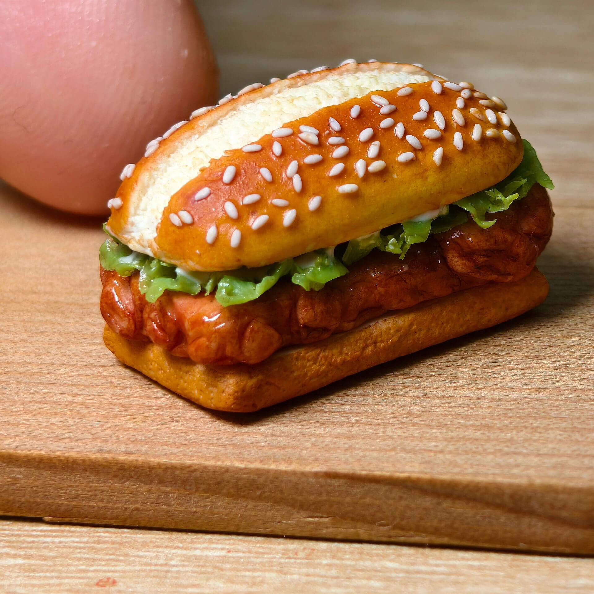 Miniature roasted chicken served on a bun with lettuce, and a creamy dressing. This is just perfect for decorating the dollhouse kitchen or summer mini decorations. Material: Polymer clay Scale: 1/6