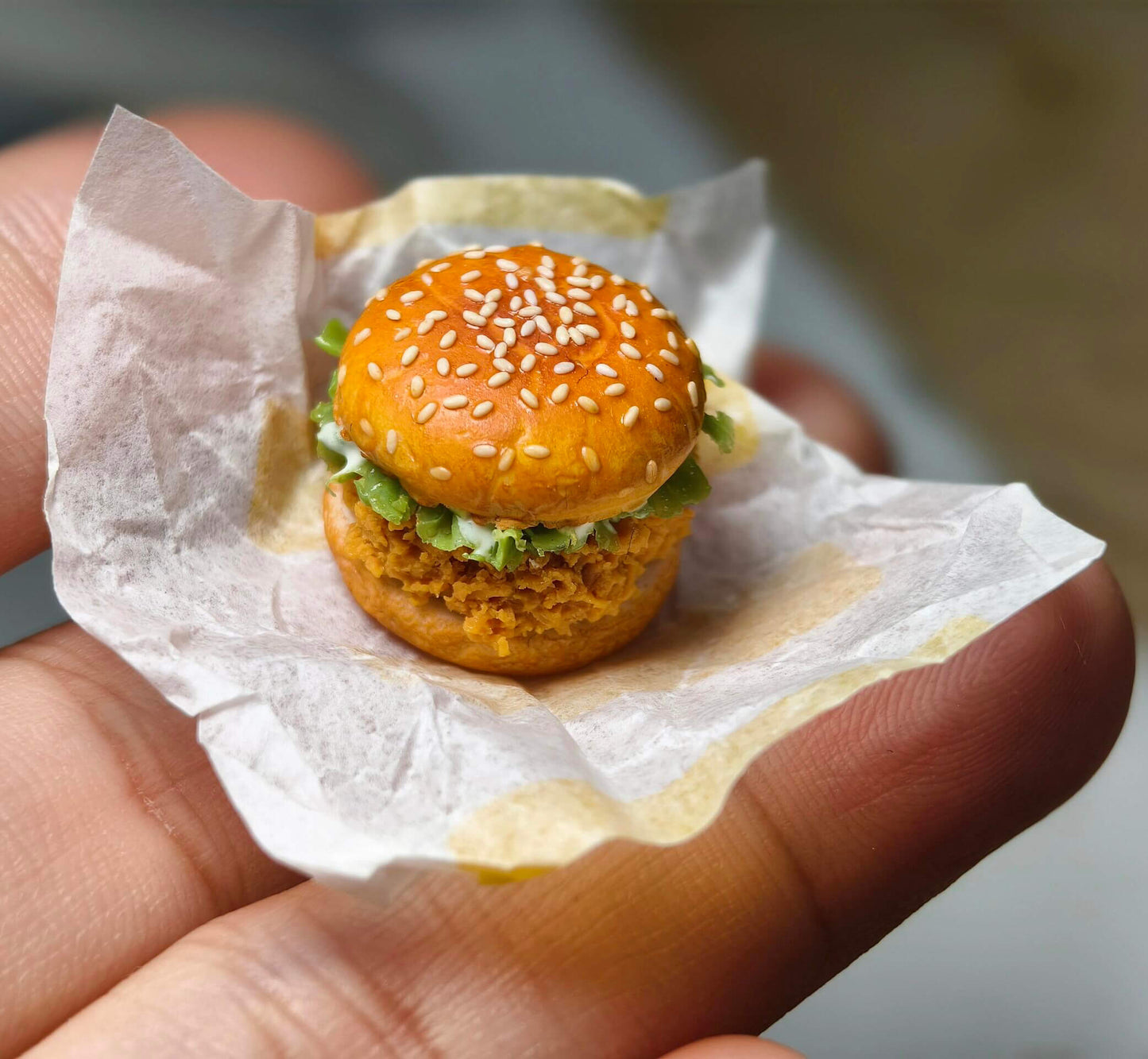 Miniature chicken thigh served on a bun with lettuce, and a creamy dressing. This is just perfect for decorating the dollhouse kitchen or summer mini decorations. Material: Polymer clay Diameter: 1.5cm / 0.59in