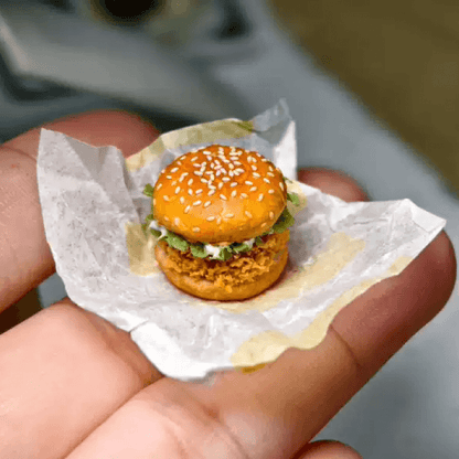 Miniature chicken thigh served on a bun with lettuce, and a creamy dressing. This is just perfect for decorating the dollhouse kitchen or summer mini decorations. Material: Polymer clay Diameter: 1.5cm / 0.59in