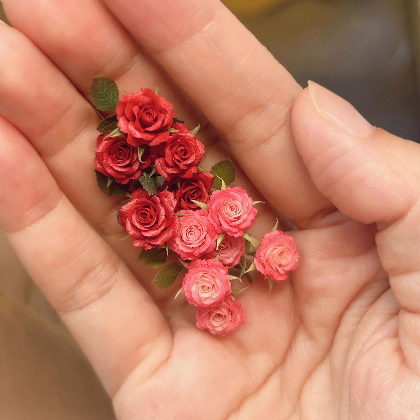 Miniature for dolls, dollhouses, roomboxes. Suitable for Blythe, Barbie, Paola,and other dolls. Flower diameter: 1cm / 0.39inch Material: Handmade from Clay Colors: Red or Pink