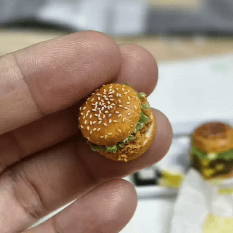 Miniature chicken thigh served on a bun with lettuce, and a creamy dressing. This is just perfect for decorating the dollhouse kitchen or summer mini decorations. Material: Polymer clay Diameter: 1.5cm / 0.59in