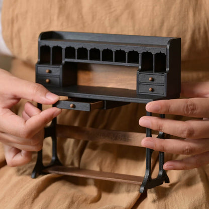 Space and functionality, this miniature dollhouse desk has everything you need to release your creative side! Featuring five fully functional drawers for writing utensils and other supplies. Default Color/ Finish: Black and Brown Style: Shabby Chic Material: Wood Scale: 1/6 (16.2×6.1×17.5cm / 6.38×2.40×6.89in)